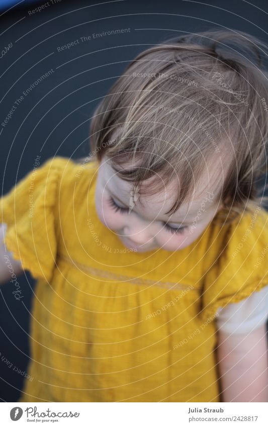 Mädchen Kleinkind senfgelb Kleid feminin 1 Mensch 1-3 Jahre Blick stehen schön schwarz Vorsicht Farbfoto Außenaufnahme Tag Vogelperspektive Blick nach unten