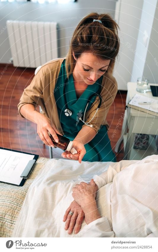 Ärztin gibt älteren Patienten Medikamente Gesundheitswesen Behandlung Krankheit Erholung Haus Arzt Krankenhaus Mensch Frau Erwachsene alt authentisch