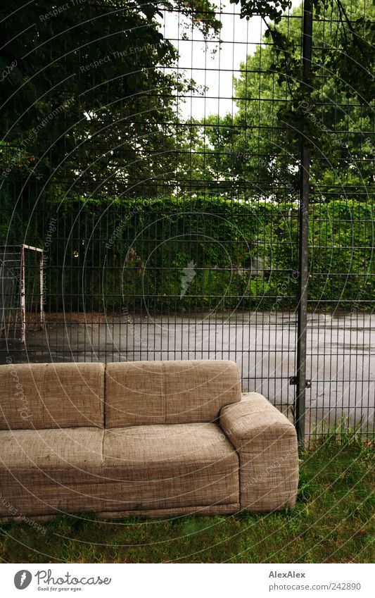 Abseits- Couch Freizeit & Hobby Spielen Fußballplatz Möbel Sofa Sportstätten Subkultur Hecke Baum Park St. Pauli Zaun Gitter beobachten Blick sitzen trashig