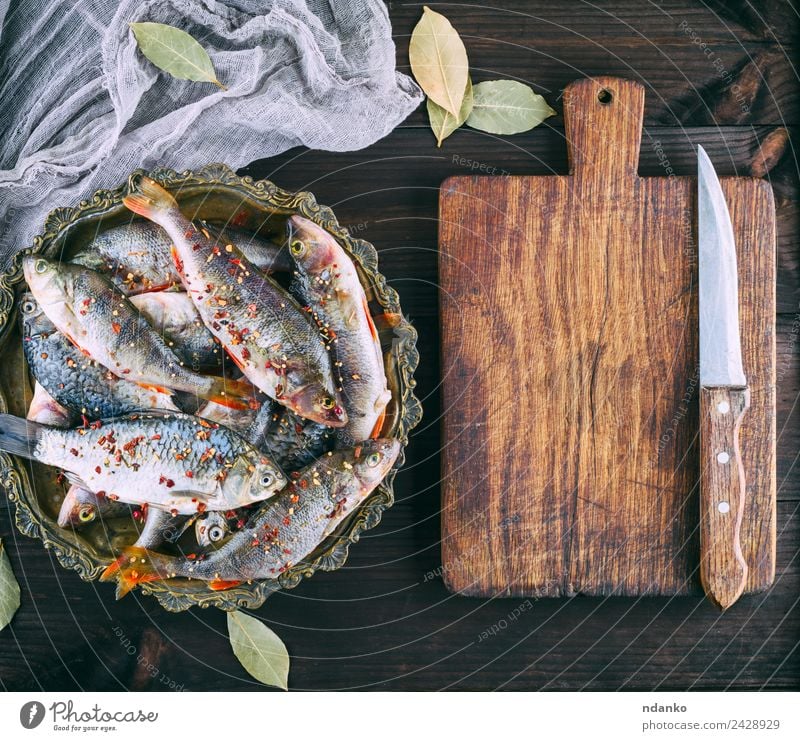 Flussfischbarsch und Karausche Fisch Meeresfrüchte Kräuter & Gewürze Ernährung Abendessen Diät Teller Messer Tisch Tier Holz dunkel frisch oben retro braun