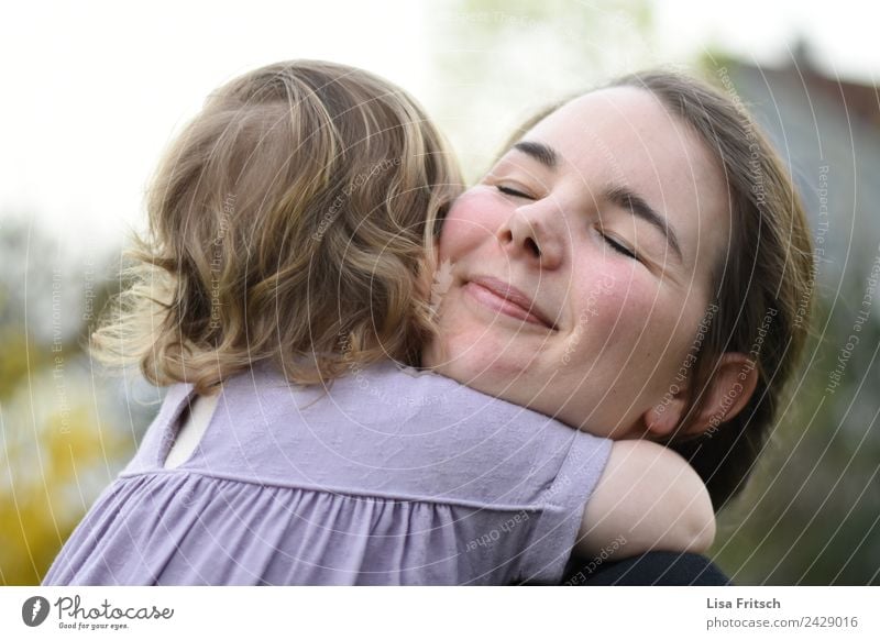 Umarmung - Mutter - Kind - genießen Muttertag Kindererziehung feminin Kleinkind Junge Frau Jugendliche Erwachsene 2 Mensch 1-3 Jahre 18-30 Jahre Lächeln Liebe