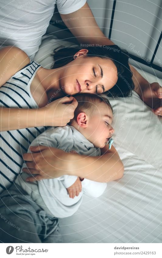 Mann mit Frau und Sohn schön Erholung ruhig Schlafzimmer Kind Mensch Baby Kleinkind Erwachsene Eltern Mutter Vater Familie & Verwandtschaft Paar Liebe schlafen