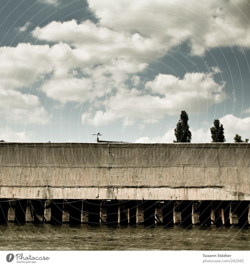 wolkig Himmel Schönes Wetter Baum hell Wolken Wolkenhimmel Laterne Anlegestelle Mauer Pfosten Brücke Leipziger Neuseenland Fluss Flussufer Wasser Industrie