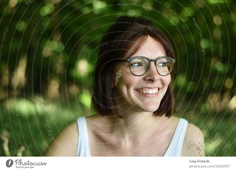 junge Frau, dunkelhaaarig, Brille, grün schön Gesundheit harmonisch Wohlgefühl Zufriedenheit Erholung Ferien & Urlaub & Reisen Junge Frau Jugendliche Gesicht 1