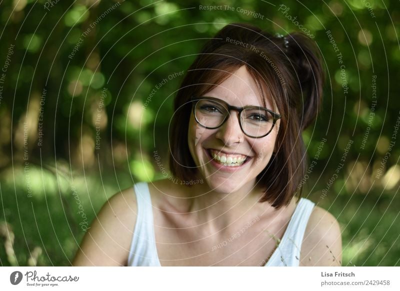 lachende, hübsche, junge Frau feminin Junge Frau Jugendliche 1 Mensch 18-30 Jahre Erwachsene Umwelt Natur Wald Piercing Brille brünett Zopf genießen ästhetisch