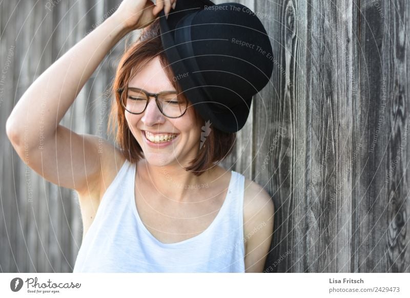 lachende Frau, Hut, Lebensfreude Lifestyle Stil schön feminin Junge Frau Jugendliche 1 Mensch 18-30 Jahre Erwachsene Top Brille brünett kurzhaarig Holz genießen