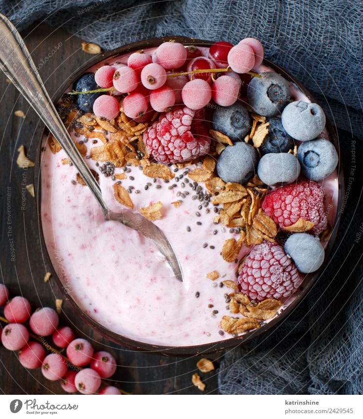 Waldfrüchte Smoothie-Schalen Joghurt Frucht Dessert Ernährung Frühstück Vegetarische Ernährung Diät Schalen & Schüsseln Löffel Sommer frisch rosa rot weiß