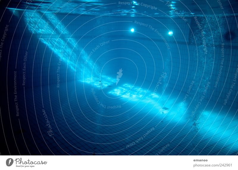 eingeleuchtet Wohlgefühl Erholung ruhig Schwimmen & Baden Wellen Sport tauchen Schwimmbad Luft Wasser hoch kalt blau Angst Beleuchtung aufsteigen Luftblase