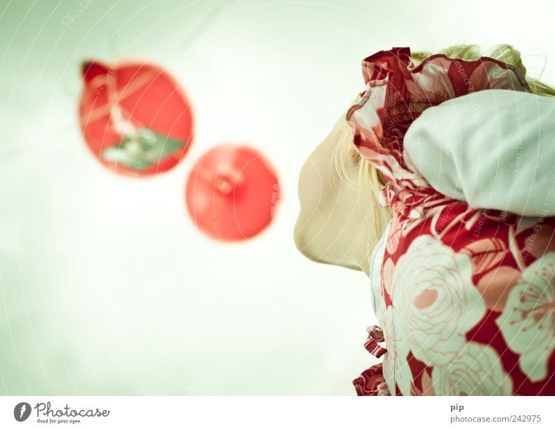 luftpost Mädchen Kopf Kinn 1 Mensch Himmel Luftballon Blick Spielen hoch oben rot Erwartung Kindheit Luftpost aufsteigen fliegen loslassen Farbfoto