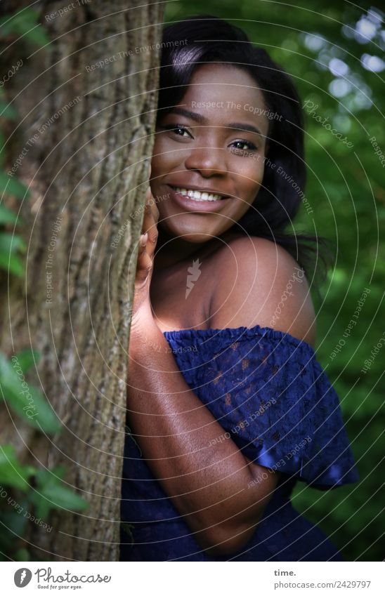 Idoresse feminin Frau Erwachsene 1 Mensch Schönes Wetter Baum Wald Kleid schwarzhaarig langhaarig festhalten Lächeln lachen Blick Freundlichkeit Fröhlichkeit