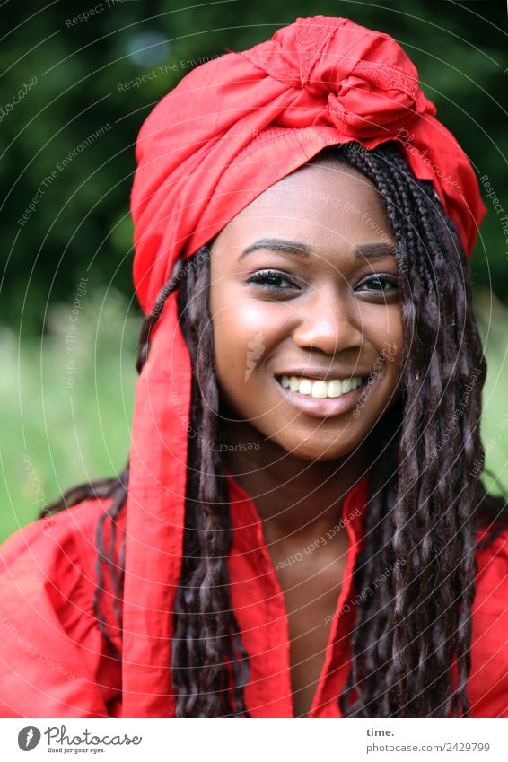 Romancia feminin Frau Erwachsene 1 Mensch Schönes Wetter Wald Kleid Kopftuch brünett langhaarig Locken Lächeln lachen Blick Freundlichkeit Fröhlichkeit schön