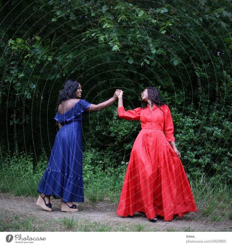 Idoresse und Romancia feminin Frau Erwachsene 1 Mensch Park Wald Kleid Damenschuhe schwarzhaarig brünett langhaarig Locken gehen lachen Blick stehen