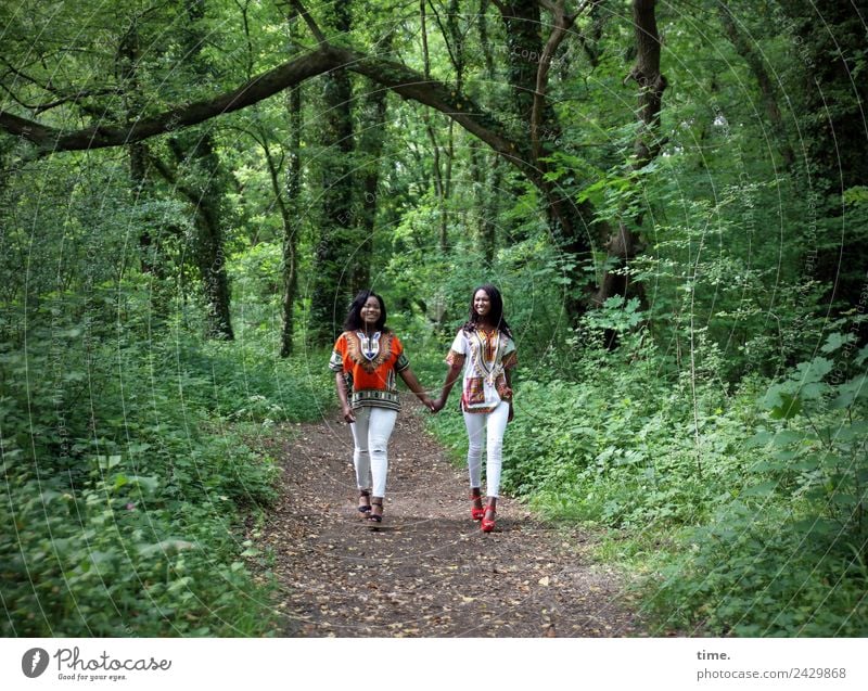 Idoresse und Romancia feminin Frau Erwachsene 2 Mensch Wald Hemd Hose Damenschuhe schwarzhaarig langhaarig Afro-Look gehen genießen Lächeln Blick schön