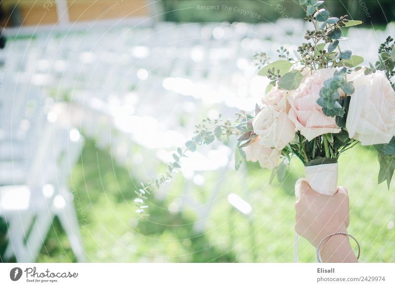 Hochzeitstag Blumenstrauß elegant Freude Feste & Feiern 1 Mensch genießen ästhetisch Fröhlichkeit frisch Gefühle Lebensfreude Frühlingsgefühle Romantik Rose