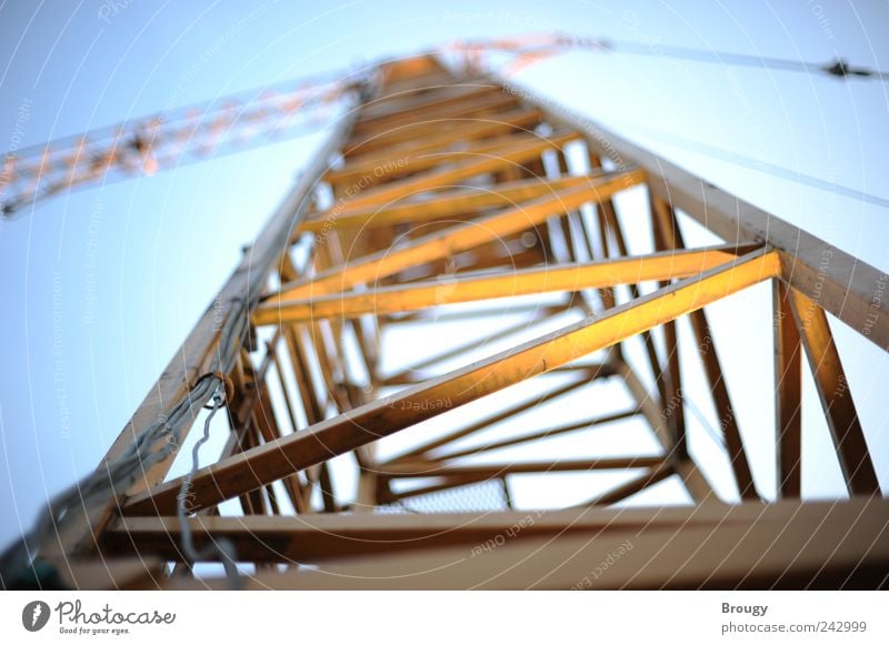 Kran auf einer Baustelle von unten mit Unschärfe Handwerker Wirtschaft Industrie Technik & Technologie Hochhaus Gebäude Konstruktion Vorfreude Kraft Beginn