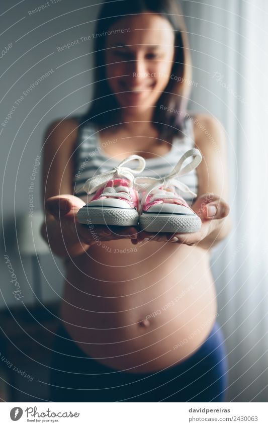 Babysneakers im Besitz von Schwangeren Lifestyle Glück schön Leben Mensch Frau Erwachsene Mutter Schuhe Turnschuh Lächeln warten authentisch Fröhlichkeit nackt