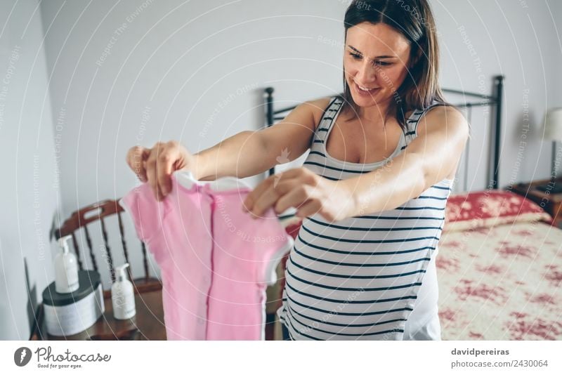 Schwanger aussehendes Babymädchenkleid Lifestyle Glück schön Leben Schlafzimmer Mensch Frau Erwachsene Mutter Bekleidung Hemd Lächeln Liebe authentisch