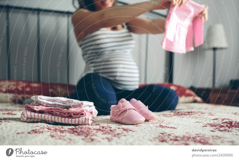 Schwangere Frau sieht aus wie ein kleines Mädchen Strickjacke. schön Krankenhaus Mensch Baby Erwachsene Mutter Bekleidung Jacke Koffer Schuhe knien Lächeln