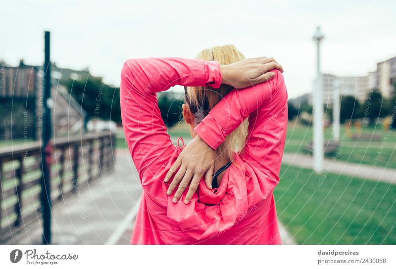 Nicht erkennbare Frau, die die Arme streckt, bevor sie im Freien trainiert. Lifestyle Sport Joggen Rennbahn Mensch Erwachsene Hand Straße blond Zopf Linie