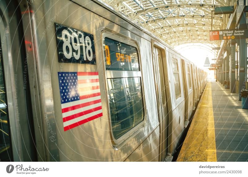 Der Zug hielt in der New Yorker U-Bahn-Station. Ferien & Urlaub & Reisen Tourismus Strand Insel Stadtzentrum Verkehr Eisenbahn Linie Fahne alt neu