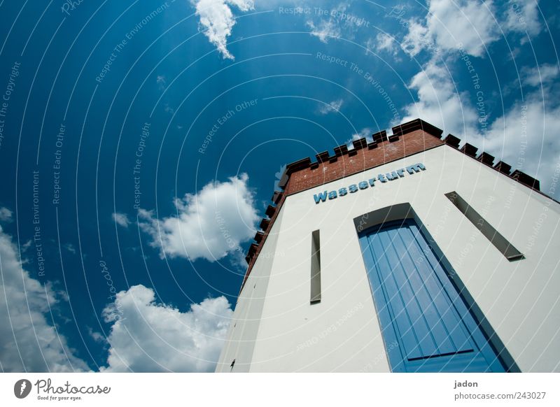 zwischen wasser und himmel. Wasserkraftwerk Himmel Wolken Schönes Wetter Brandenburg Skyline Turm Tor Bauwerk Gebäude Architektur Terrasse Tür Sehenswürdigkeit