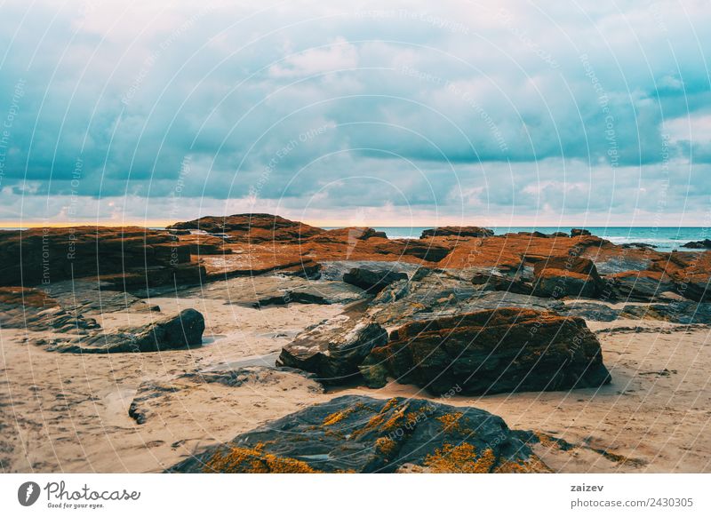 Strand mit orangefarbenen Felsen im Sonnenuntergang, Ribadeo, Lugo, Galizien, Spanien exotisch Ferien & Urlaub & Reisen Tourismus Meer Insel Wellen Natur