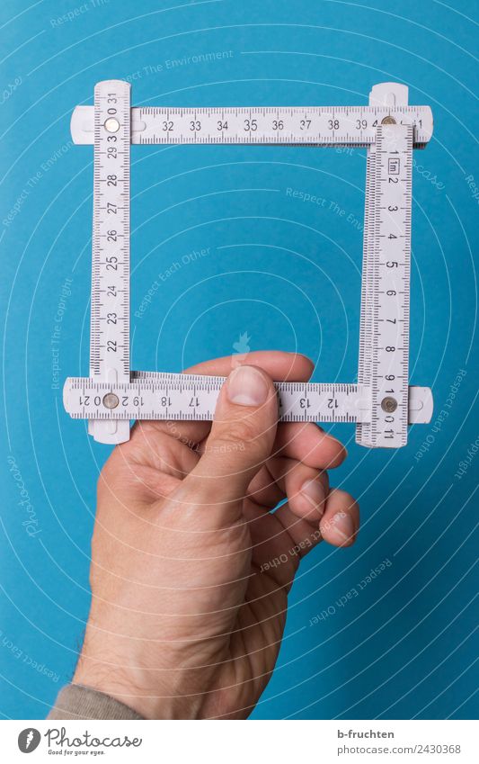 Rahmenbedingungen Handwerker Baustelle Mann Erwachsene Finger gebrauchen festhalten blau weiß gewissenhaft Genauigkeit Quadrat formatfüllend Format planen Plan