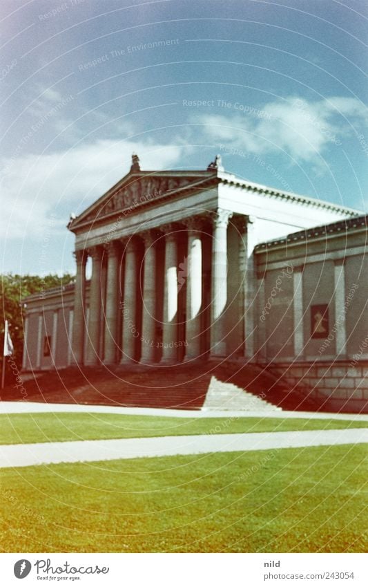 Königsplatz Wetter Schönes Wetter Park Rasen München Menschenleer Bauwerk Architektur Museum Tempel Treppe Fassade Säule Sehenswürdigkeit retro blau grün Macht