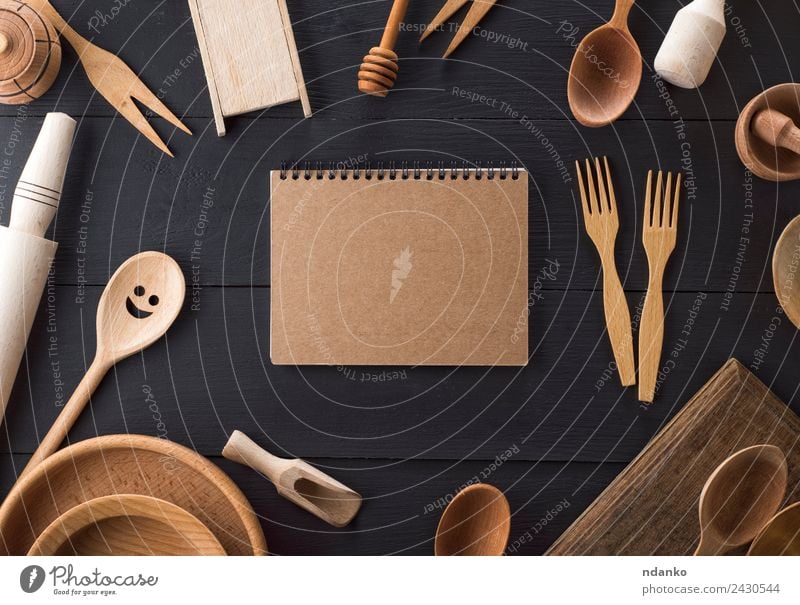 Holzküchenartikel Geschirr Teller Besteck Gabel Löffel Tisch Küche Papier oben retro braun schwarz weiß Tradition Schot Notebook blanko Utensil Haushalt Kulisse