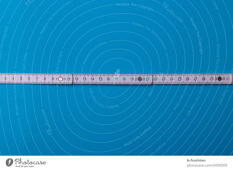 Zollstock Handwerker Baustelle Messinstrument blau weiß gewissenhaft Genauigkeit messen Hausbau bauen Linie Farbfoto Innenaufnahme Nahaufnahme Menschenleer