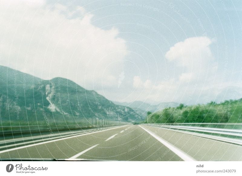 Autostrada Ferien & Urlaub & Reisen Ferne Freiheit Sommerurlaub Natur Landschaft Himmel Wolken Horizont Wetter Schönes Wetter Hügel Berge u. Gebirge Verkehr