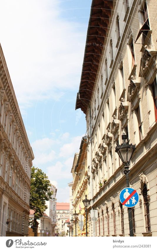 Budapest Städtereise Ungarn Hauptstadt Altstadt Verkehrszeichen Verkehrsschild Schilder & Markierungen Hinweisschild Warnschild hell Stadt Verbote historisch