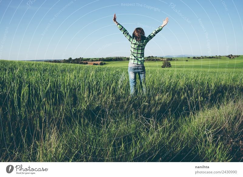 Junge Frau genießt einen sonnigen Tag auf einer grünen Wiese Lifestyle Stil Freude Gesundheit Wellness Leben harmonisch Wohlgefühl Ferien & Urlaub & Reisen