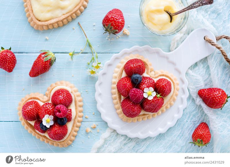 Leckere Erdbeertörtchen mit Vanillecreme in Herzform Erdbeeren Erdbeertorte Kuchen tarts Törtchen Frühling herzförmig Sommer Muttertag frisch blau lecker