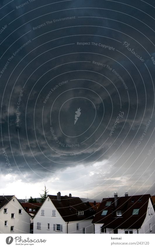 Hagelsturm, die andere Seite Umwelt Wolken Gewitterwolken Klima Klimawandel Wetter schlechtes Wetter Unwetter Sturm Dorf Stadt Haus Einfamilienhaus Mauer Wand