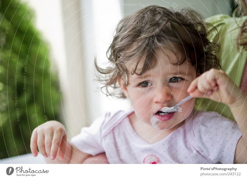 Hätte lieber Erdbeer Joghurt Kind Kleinkind Mädchen Kindheit 1 Mensch 1-3 Jahre Essen Lebensfreude Farbfoto Außenaufnahme Textfreiraum links Tag