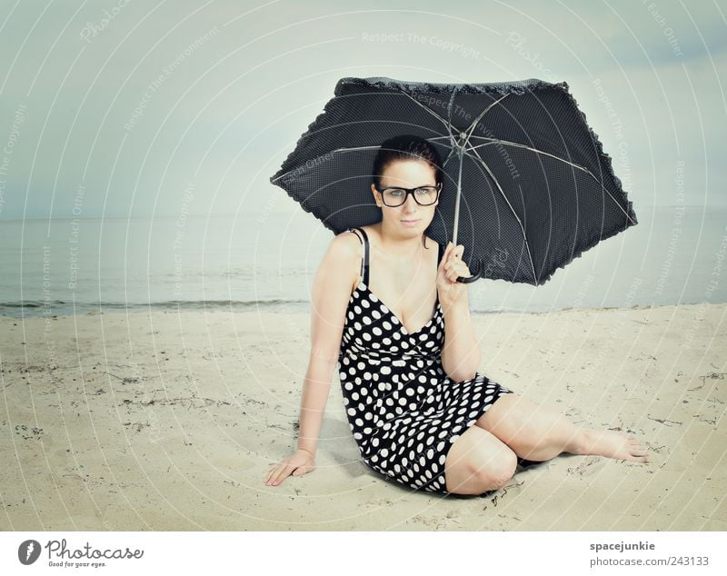 at the beach Mensch feminin Junge Frau Jugendliche 1 18-30 Jahre Erwachsene Himmel Wolken Gewitterwolken schlechtes Wetter Strand Ostsee trendy natürlich nerdig