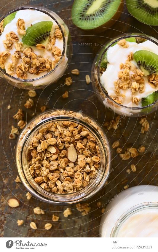 Knuspriges Granola und Parfait Joghurt Frucht Dessert Frühstück frisch Lebensmittel Müsli knackig Hafer Haferflocken Flocken Mandel süß Snack Kiwi Gesundheit