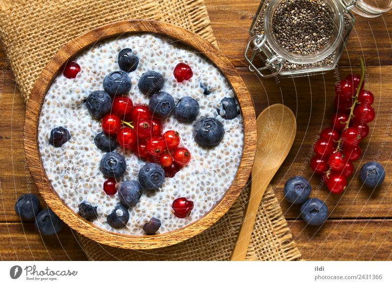 Beeren- und Chiapudding Frucht Frühstück frisch Lebensmittel Samen Pudding Blaubeeren Johannisbeeren roh melken süß Salbei hispanica Superfood Gesundheit Snack