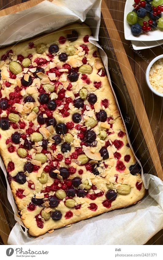 Kuchen mit Beeren und Kokosflocken Frucht Dessert frisch Lebensmittel süß Stachelbeeren Blaubeeren Johannisbeeren Kokosnuss Schuppen backen gebastelt