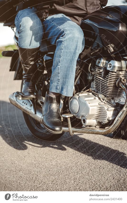 Paar sitzt über dem Motorrad und ist einsatzbereit. Ferien & Urlaub & Reisen Ausflug Abenteuer Frau Erwachsene Mann Verkehr Straße Fahrzeug Jeanshose Stiefel