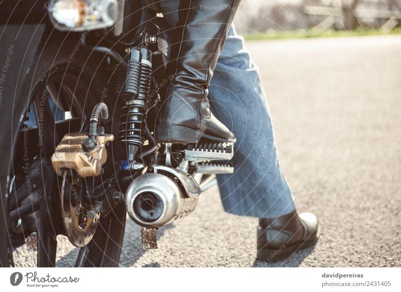 Paar sitzt über dem Motorrad und ist einsatzbereit. Ferien & Urlaub & Reisen Ausflug Abenteuer Frau Erwachsene Mann Verkehr Straße Fahrzeug Stiefel Metall Stahl