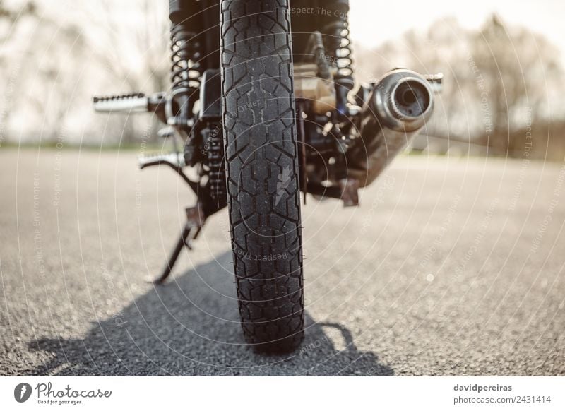 Rad und Auspuffrohr des Motorrads auf der Straße Ferien & Urlaub & Reisen Ausflug Abenteuer Natur Verkehr Fahrzeug Metall Stahl glänzend neu retro