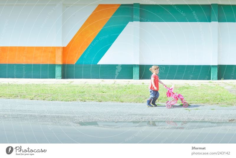 MUTTI Spielen Kinderspiel Ausflug Ferne Freiheit Mädchen Kindheit 1 Mensch 1-3 Jahre Kleinkind 3-8 Jahre Menschenleer Platz Architektur Mauer Wand Fassade