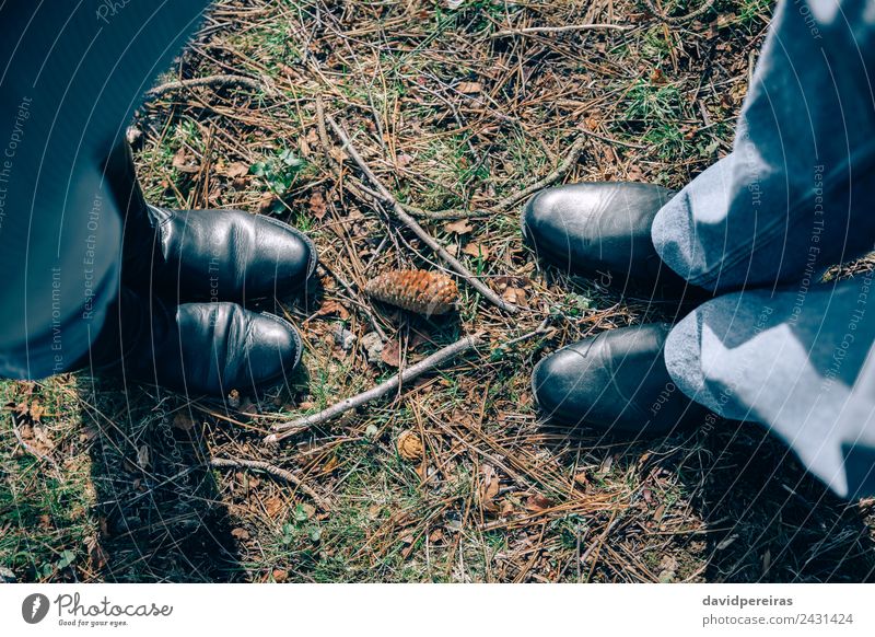 Draufsicht auf die Beine des Seniorpaares über dem Gras Lifestyle Freizeit & Hobby Mensch Familie & Verwandtschaft Paar Erwachsene Natur Wald Jeanshose Stiefel