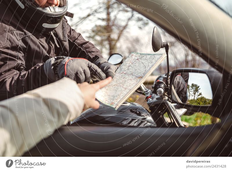 Motorradfahrer bittet um Wegbeschreibung Lifestyle Ferien & Urlaub & Reisen Ausflug Abenteuer Kreuzfahrt Spiegel Mann Erwachsene Hand Baum Verkehr Straße