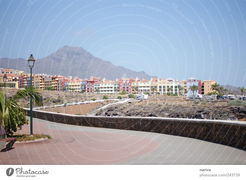 Tenerife Umwelt Himmel Wolkenloser Himmel Sommer Schönes Wetter Hügel Berge u. Gebirge Vulkan Küste Bucht Dorf Kleinstadt Stadt Stadtrand Skyline Menschenleer