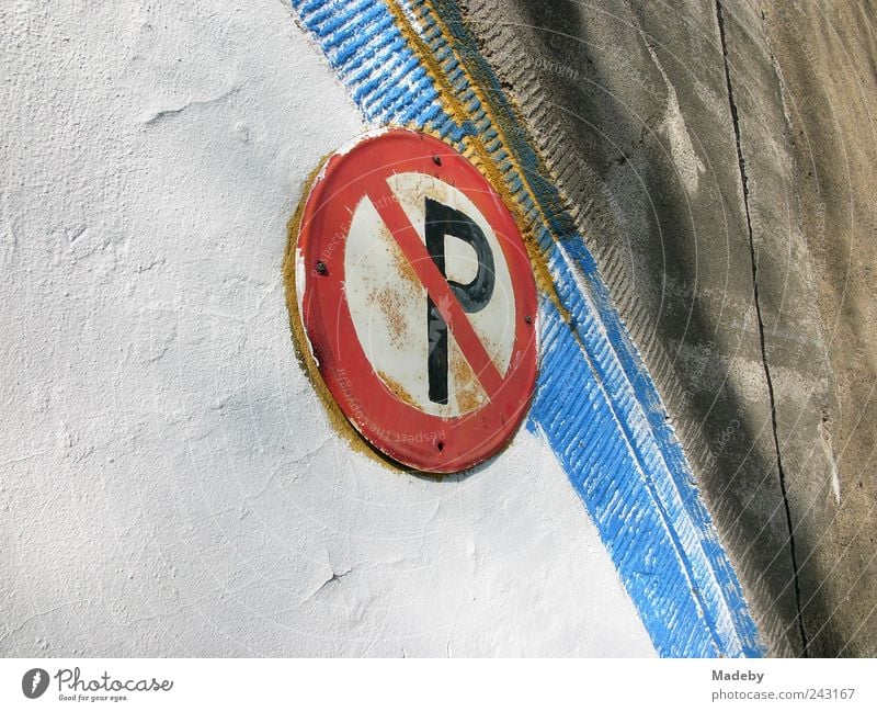 Rostiges Parken verboten Verkehrszeichen Stadtzentrum Menschenleer Fabrik Bahnhof Brücke Mauer Wand Fassade Straßenverkehr Autofahren Verkehrsschild