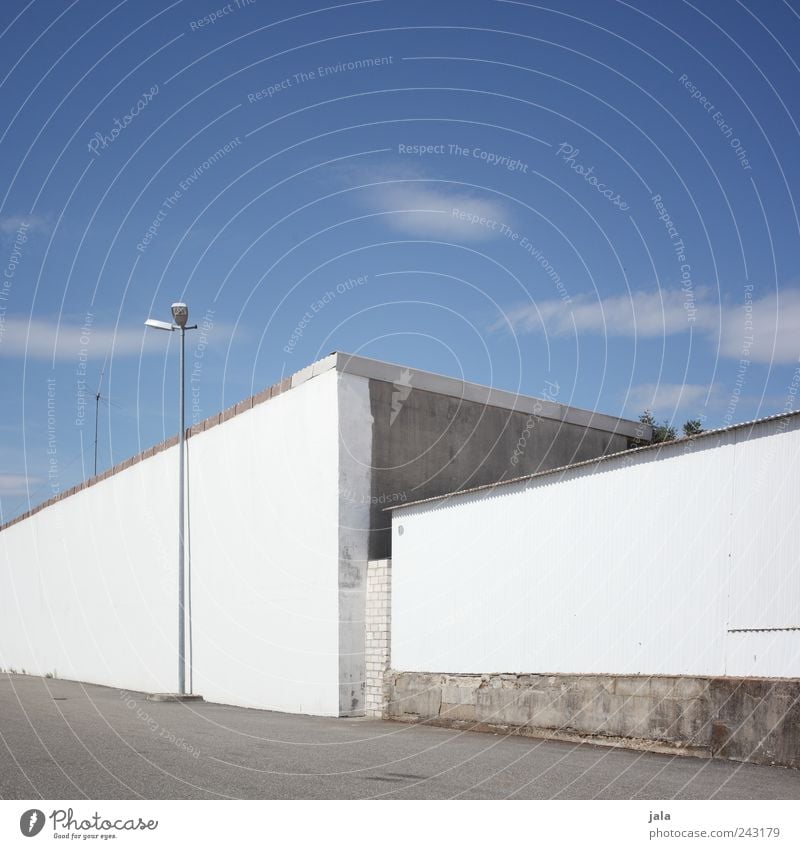 schönwettertag Himmel Sommer Schönes Wetter Haus Fabrik Platz Bauwerk Gebäude Architektur Mauer Wand Treppe Laternenpfahl ästhetisch eckig hell blau grau weiß