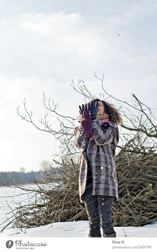 Spaziergang im Schnee III Junge Frau Jugendliche Erwachsene 1 Mensch 18-30 Jahre Umwelt Natur Landschaft Himmel Winter Schönes Wetter Feld Jeanshose Jacke Schal